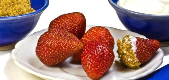 Клубника со сметаной и коричневым сахаром