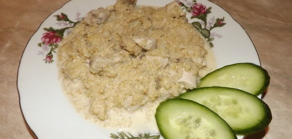 Киноа с куриной грудкой и грибами