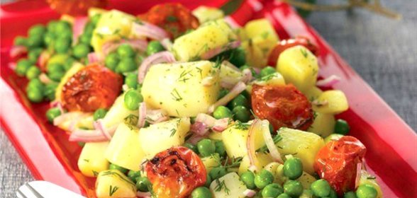 Теплая картофельная закуска с зеленым горошком, жареными томатами и укропом
