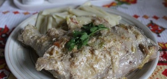 Куриные окорочка с пореем и черри в сливочном соусе