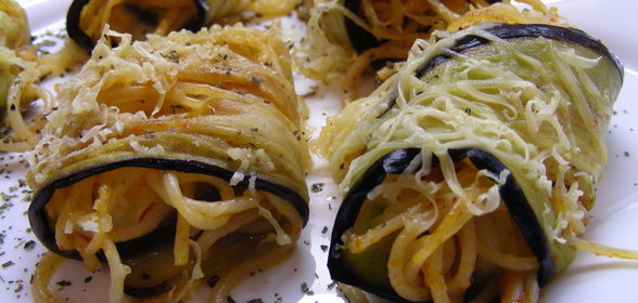 Роллы из баклажанов со спагетти и моцареллой