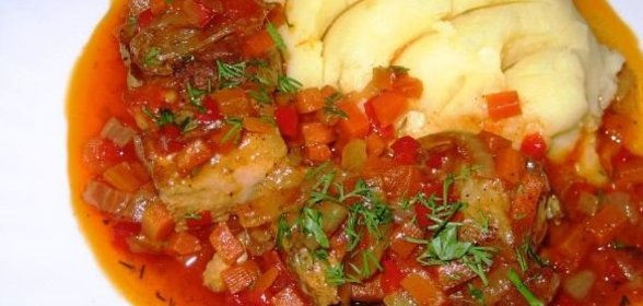 Свиная грудинка, тушенная с овощами