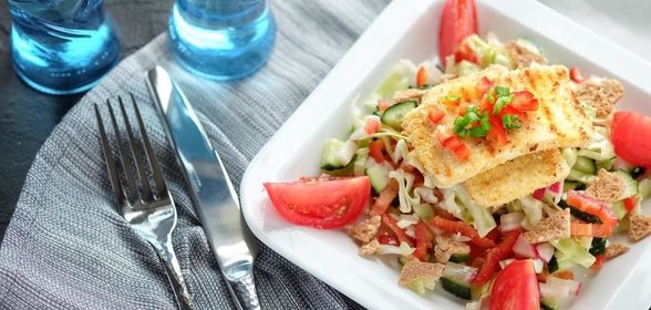 Хрустящий овощной салат с жареным адыгейским сыром