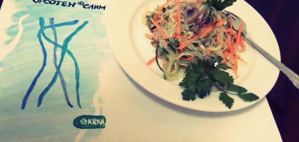 Салат с овощами и фунчозой