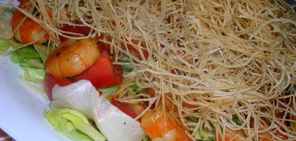 Вьетнамский салат (почти) с креветками и рисовой вермишелью