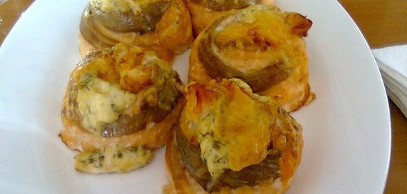 Гратини (рулетики из семги с креветками и сыром, запеченные в духовке)