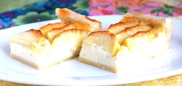 Слоеный пирог с творогом и яблоками