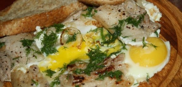 Жареная свиная грудинка с луком и яйцами