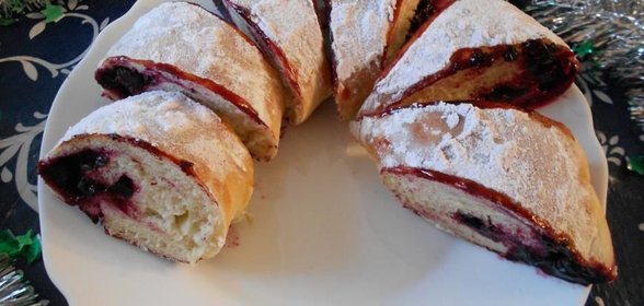 Черносмородиновый рулет-подкова