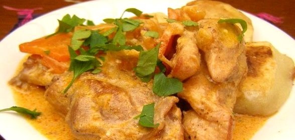 Кролик, тушенный с луком и морковью