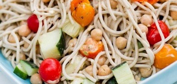 Соба с нутом, томатами и тахини