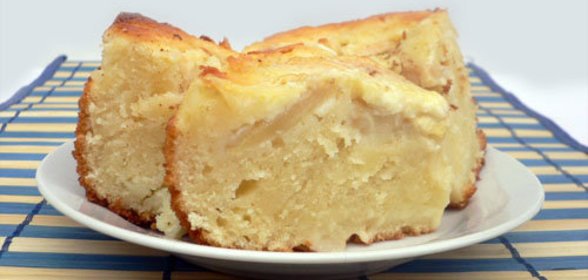Яблочный пирог с корицей и сметанной заливкой