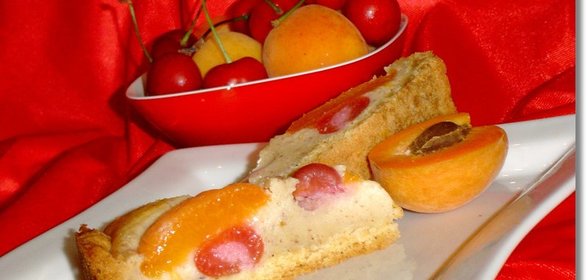 Пирог с абрикосами и черешней