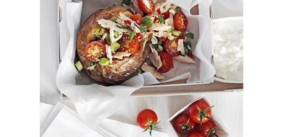Запеченный картофель, фаршированный помидорами, тунцом и творогом