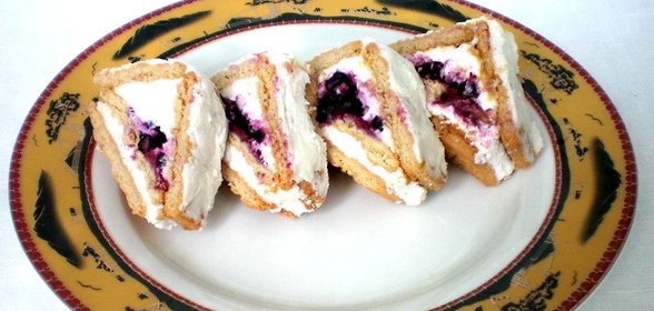 Ягодный рулет