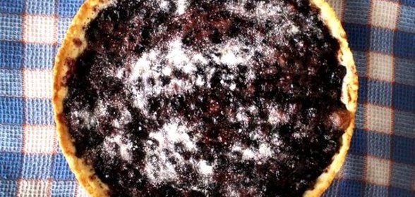 Песочный пирог с черной смородиной