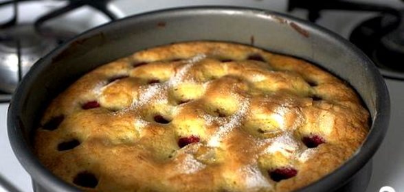 Пирог с малиной и пахтой