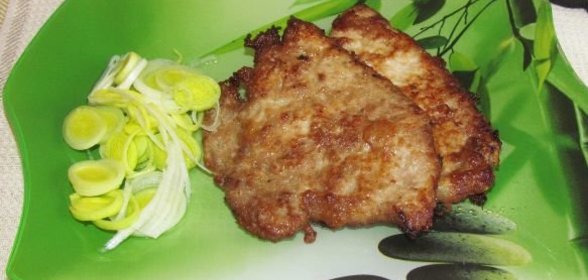 Мясной рулет с чесноком и перцем в сухарях