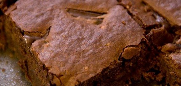 Брауни с миндалем и черносливом