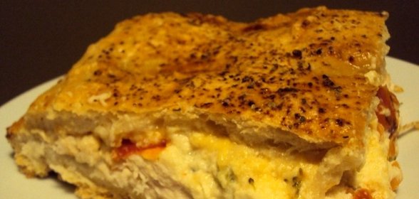 Закрытая пицца с курицей и брокколи