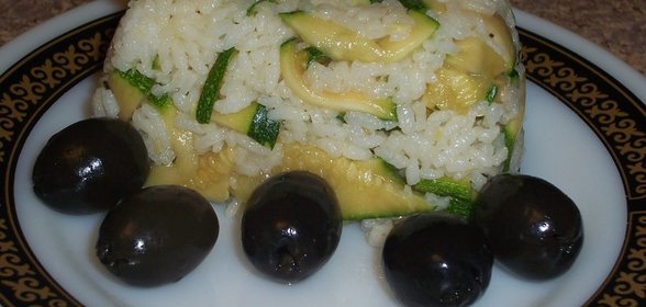 японская закуска с рисом ,авокадо и цуккини