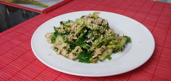 Салат-закуска из курицы со свежими огурцами.Видео