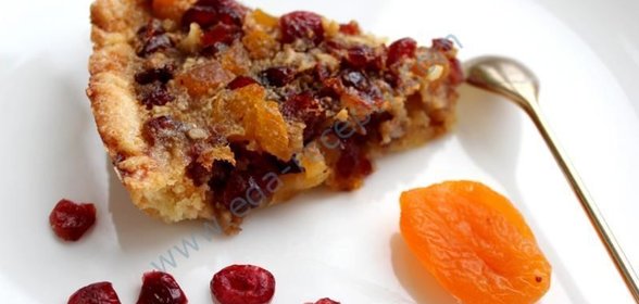 Пирог с клюквой орехами и курагой