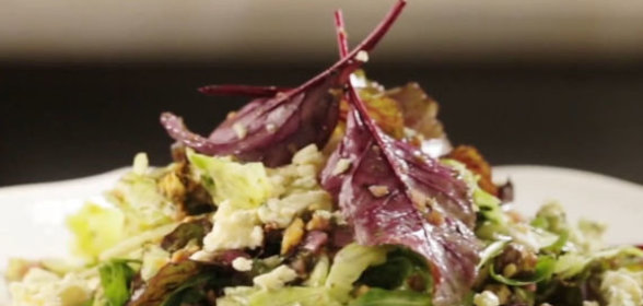 Салат с голубым сыром и заправкой «Винегрет»