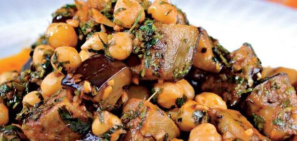 Пикантный салат из баклажанов и нута