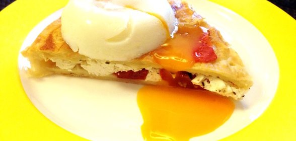 Закрытый пирог с томатами, брынзой и яйцом пашот