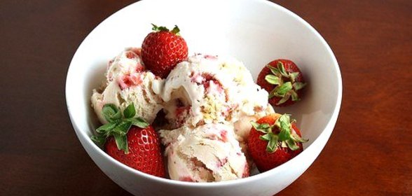 Мороженое «Клубничный чизкейк»