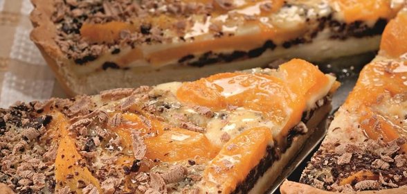 Пирог с персиками и шоколадом