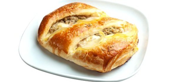 Пирожки из слоеного теста с луком-пореем и сыром