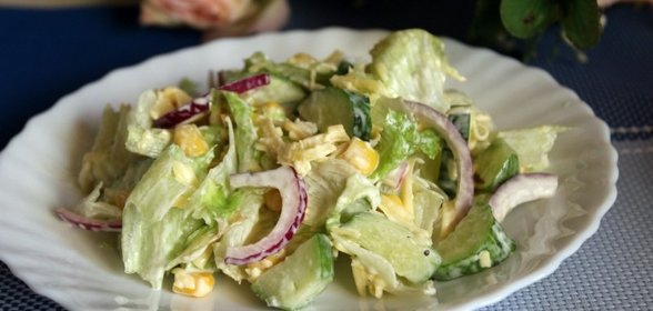 Салат с сыром и консервированной кукурузой