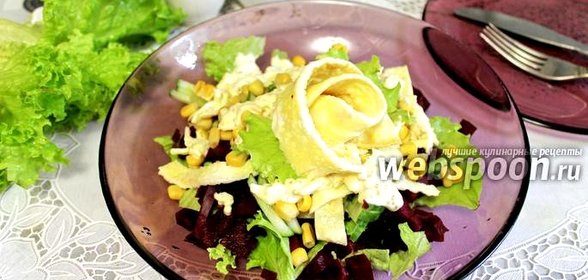 Салат со свёклой, кукурузой и омлетом