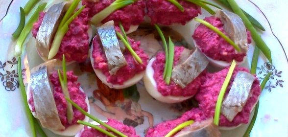 Фаршированные яйца с сельдью под шубой