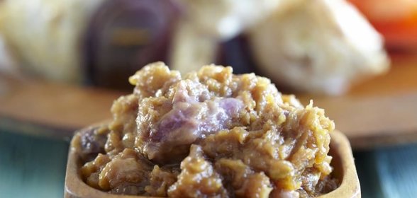 Арахисовый соус с кишмишем