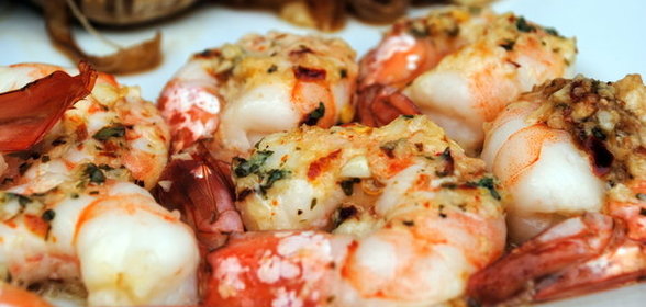 Креветки с черным перцем и карамелизированным луком