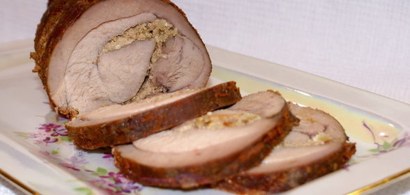 Рулет из бедра индейки с горчично-ореховой начинкой