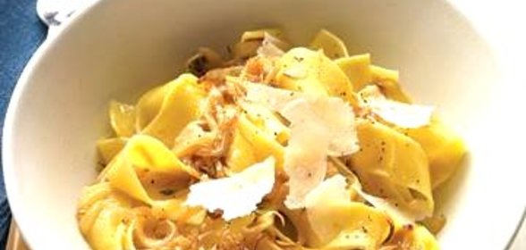 Паста с карамелизованным луком и пармезаном