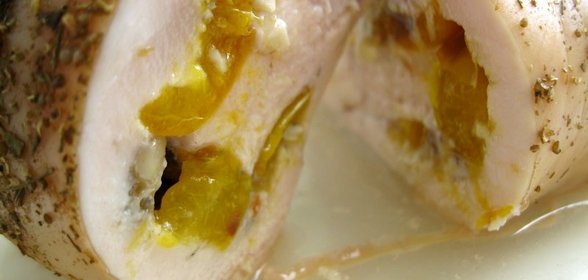 Рулет из курицы с алычой и грецкими орехами