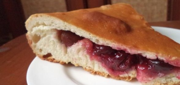 Сладкий пирог с вишней