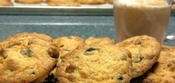 Шоколадное печенье с орехами