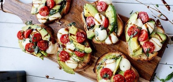 Кростини с авокадо, томатами и моцареллой