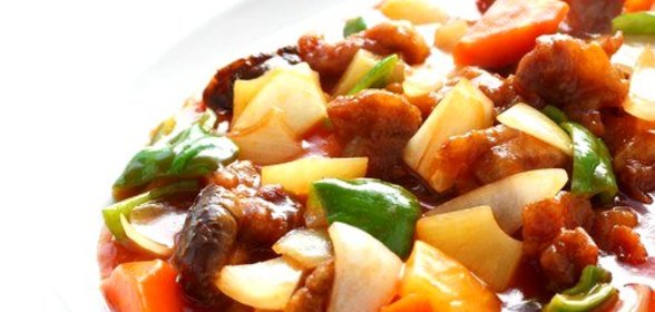 Жареная свинина с ананасами, томатами, зеленой фасолью и базиликом