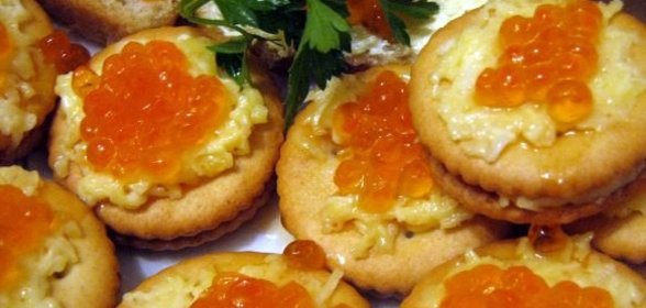 Закуска на крекерах с красной икрой или семгой