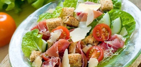 Салат с ветчиной и гренками