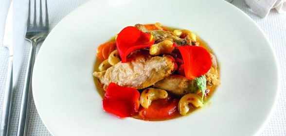 Тажин из цесарки с абрикосами и лепестками роз