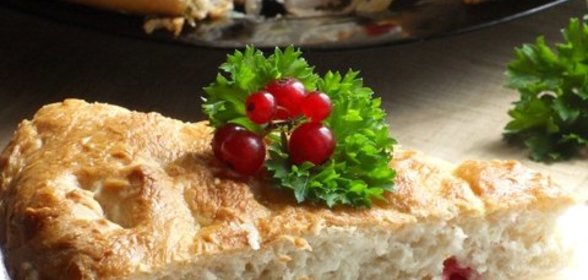 Пирог с начинкой из капусты и смородины