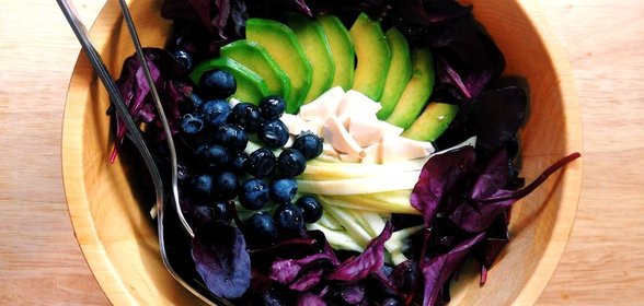 Салат из свекольных листьев, черники и тофу с заправкой из меда и соевого соуса